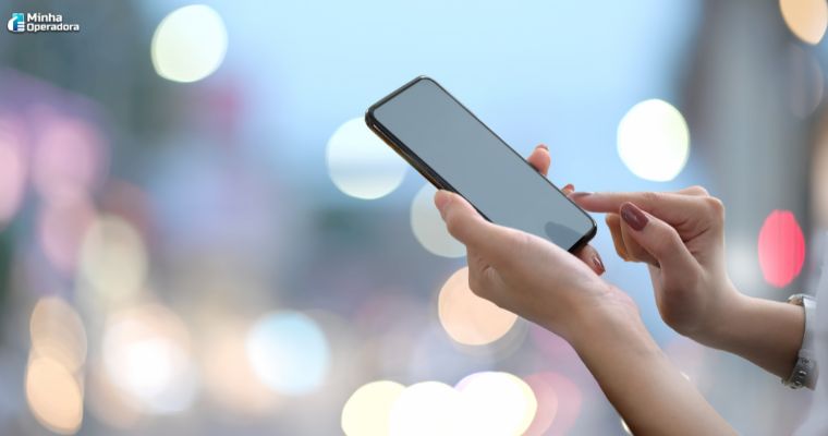 Pessoa atendendo o celular