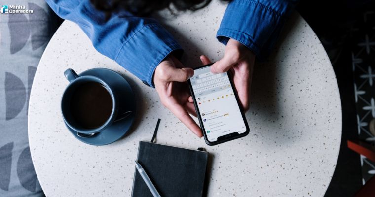 Pessoa usando whats app