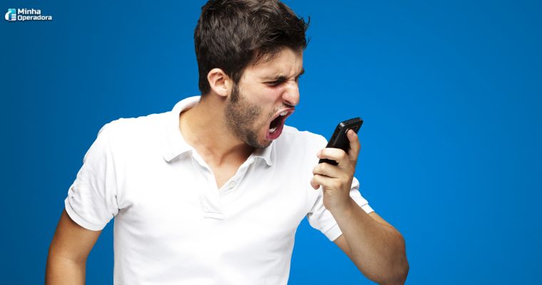 Pessoa reclamando com o telemarketing abusivo no celular