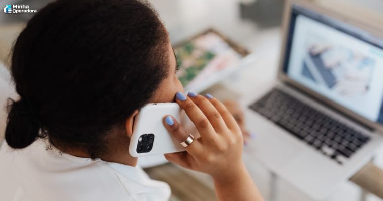 Pessoa atendendo ligação de telemarketing ativo
