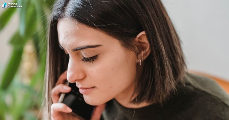 Pessoa atendendo uma chamada abusiva