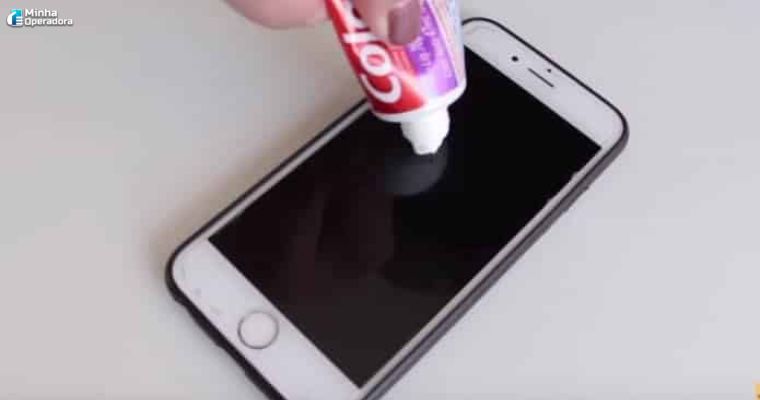 Pasta de dente no celular
