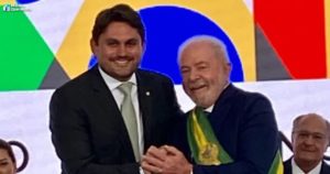 Juscelino Filho, Ministro das Comunicações, ao lado de Lula