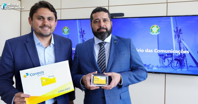Ministro das Comunicações, Juscelino Filho, e o presidente dos Correios, Fabiano Silva com o chip Correios Celular. | Foto: Isac Nóbrega/MCom.

