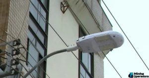 Luminarias-inteligentes-com-antena-5G-sao-instaladas-em-cidade-do-ES