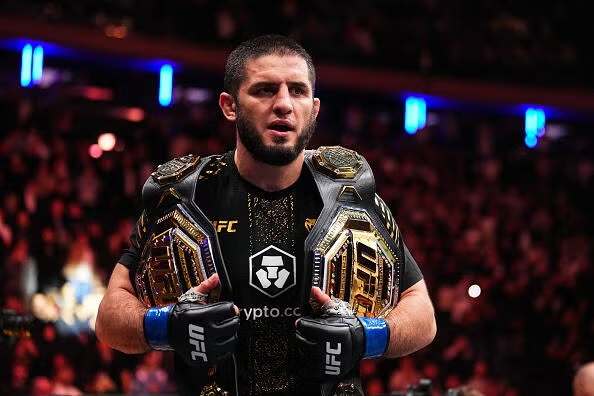 Islam Makhachev venceu Jack Della Maddalena no VeChain UFC 322 e conquistou o cinturão dos meio-médios. (Foto por Jeff Bottari/Zuffa LLC)