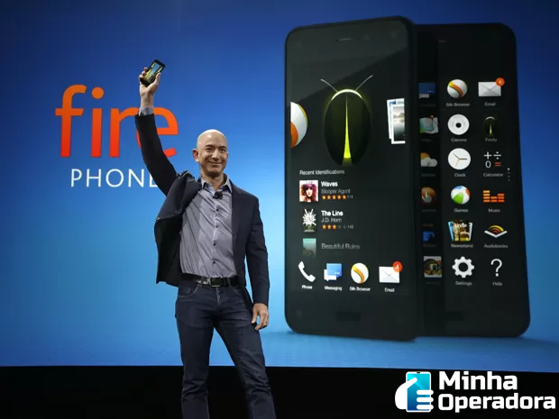 Jeff Bezos e o Fire Phone — Foto: AP