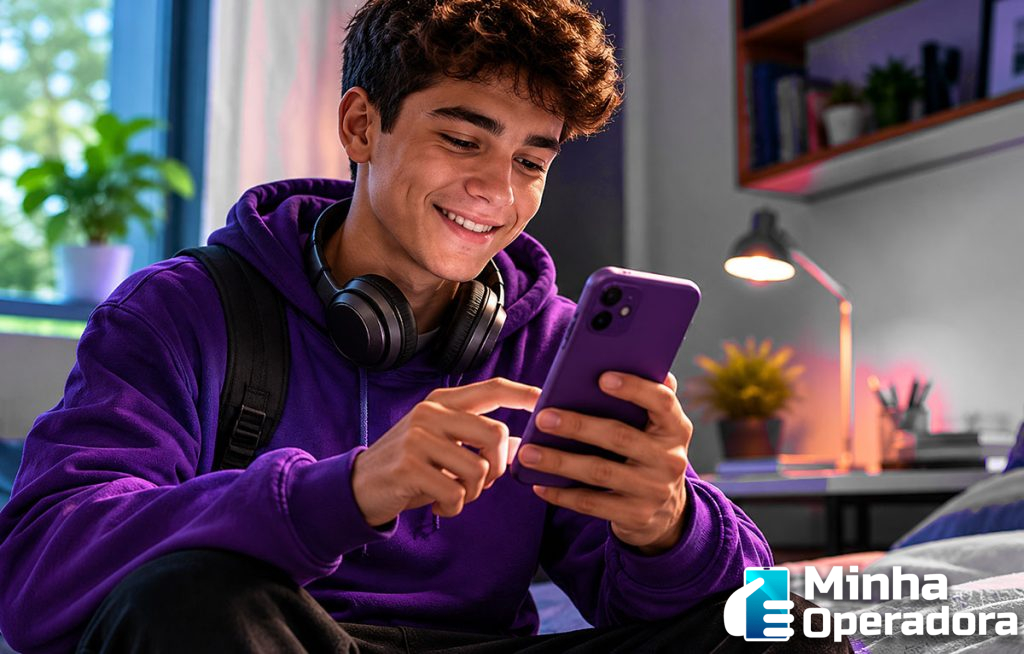 Adolescente celular nubank nucel